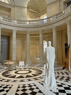 La Dame Blanche 2024 Prototype Folles Années. © Yves Sabourin<br>« Sous le soleil des Savoir-Faire » Les Maîtres d’Art à Versailles, Espace Richaud 2024. 